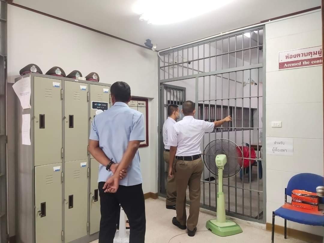 นายอัคเดช กรีมละ สาธารณสุขอำเภอท่าชนะ มอบหมายให้นายนิสิต เอกสุวรรณ ผู้ช่วยสาธารณสุขอำเภอฯ นำทีมเจ้าหน้าที่สาธารณสุขตรวจคัดกรองหาเชื้อไวรัสโคโรน่า 2019 ให้แก่ชาวโรฮิงญาที่หลบหนีเข้าเมือง จำนวน 25 ราย ด้วยชุดตรวจ Antigen Test Kit (ATK)  ณ สถานีตำรวจภูธรอำเภอท่าชนะ จังหวัดสุราษฎร์ธานี